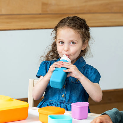 Enfant qui boit dans la OmieBottle | Janny's Lunch